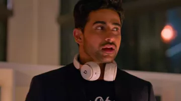 Auriculares Beats en blanco utilizados por Ravi (Suraj Sharma) como se ve en la película Wedding Season