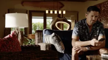 La lámpara de decoración de madera de Juliet Higgins (Perdita Weeks) en la serie magnum P.I. (Temporada 4 Episodio 7)