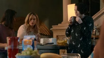 Combinaison Brave Soul Moon All in One Sleepwear portée par Kelly (Anastasia Leddick) vue dans Good Trouble (S04E14)