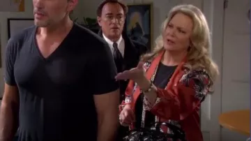 Chico's Reversible Floral To Animal Print Duster Jacket usado por Anna DiMera (Leann Hunley) como se ve en Days of Our Lives: Beyond Salem (Temporada 1 Episodio 1)