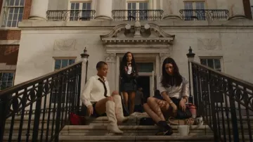 Baguette de pana roja Fendi usada por Julien Calloway (Jordan Alexander) como se ve en Gossip Girl (S01E01)