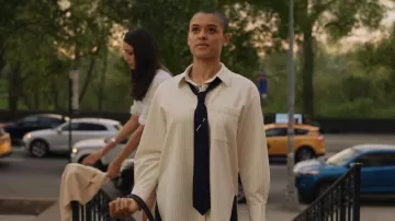 Maje Cimpo Camisa a rayas de gran tamaño usada por Julien Calloway (Jordan Alexander) como se ve en Gossip Girl (S01E01)