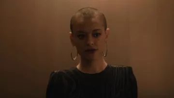 Pendientes Soko Tulla usados por Julien Calloway (Jordan Alexander) como se ve en Gossip Girl (S01E01)