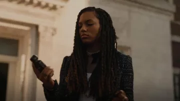 Ikrush Mia chain pearl chok­er worn by Monet de Haan (Savannah Lee Smith) as seen in Gossip Girl (S01E01)