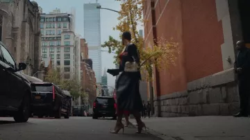 Sandalias nude de Stuart Weitzman usadas por Julien Calloway (Jordan Alexander) como se ve en Gossip Girl (S01E01)