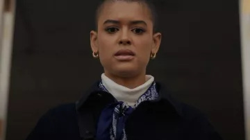 Pendientes Shashi Sadie Hoop usados por Julien Calloway (Jordan Alexander) como se ve en Gossip Girl (S01E01)