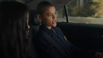 Reformation Cady Blazer usado por Julien Calloway (Jordan Alexander) como se ve en Gossip Girl (S01E01)