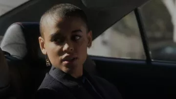 Kozakh Clip Lock Pendientes usados por Julien Calloway (Jordan Alexander) como se ve en Gossip Girl (S01E01)