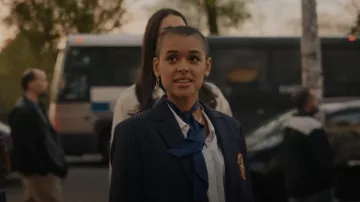 Maria Black Carlo 50 Collar usado por Julien Calloway (Jordan Alexander) como se ve en Gossip Girl (S01E01)