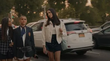 Falda delantera de botón rosado usada por Luna La (Zión Moreno) como se ve en Gossip Girl (S01E01)