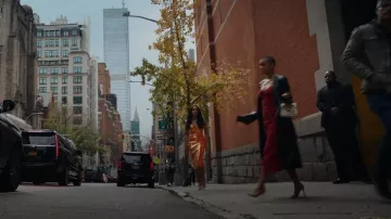 Aleksandre Akhalkatsishvili Ruched Cupro Midi Robe portée par Julien Calloway (Jordan Alexander) vue dans Gossip Girl (S01E01)