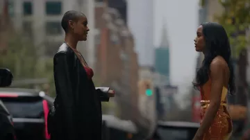 Each x Other Belted Faux Black Coat porté par Julien Calloway (Jordan Alexander) comme on le voit dans Gossip Girl (S01E01)