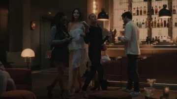 Staud Flea Bag porté par Julien Calloway (Jordan Alexander) vu dans Gossip Girl (S01E01)