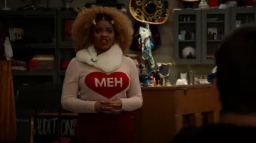 Fashion to Figure Meh Heart Sweater porté par Kourtney (Dara Reneé) vu dans High School Musical: The Musical: The Series (S02E03)