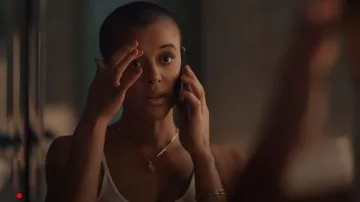 Maria Black Pop Yasmeen Ocean Charm porté par Julien Calloway (Jordan Alexander) vu dans Gossip Girl (S01E01)