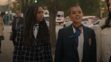 Johnathan Simkhai Windowpane Check Double Breasted Blazer usado por Monet de Haan (Savannah Lee Smith) como se ve en Gossip Girl (S01E01)