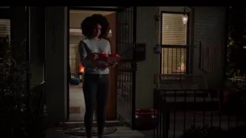 Rails Mika Embroidered Hearts Sweatshirt usado por Gina (Sofia Wylie) como se ve en High School Musical: The Musical: The Series (S02E03)