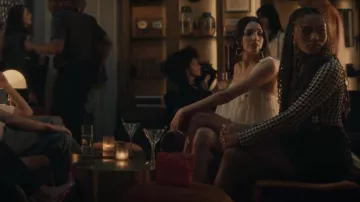 Alice + Olivia Renna Button Mini Wrap Skirt usada por Monet de Haan (Savannah Lee Smith) como se ve en Gossip Girl (S01E01)