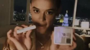 Haloscope plus brillant utilisé par Julien Calloway (Jordan Alexander) vu dans Gossip Girl (S01E02)