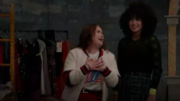Rag & Bone Charlotte Buffalo Check Sweater usado por Gina (Sofia Wylie) como se ve en High School Musical: The Musical: The Series (S02E06)