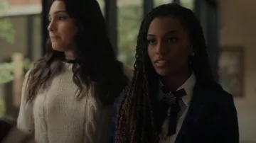 Chanel Snowflake Pin usado por Monet de Haan (Savannah Lee Smith) como se ve en Gossip Girl (S01E02)