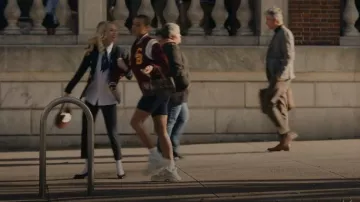 Baskets Balenciaga Triple S portées par Julien Calloway (Jordan Alexander) vues dans Gossip Girl (S01E02)