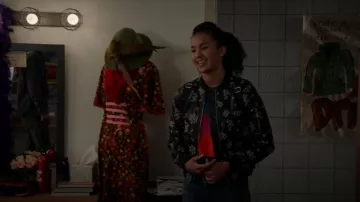 MICHAEL Michael Kors Chaqueta bomber de cuero sintético bordada metalizada usada por Gina (Sofia Wylie) como se ve en High School Musical: The Musical: The Series (S02E06)
