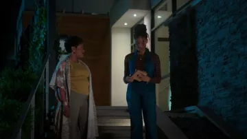 Magnifique combinaison Halterneck en denim évasé portée par Talia (Aubin Wise) comme on le voit dans First Kill (S01E01)