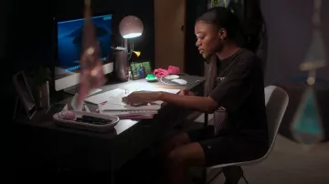 Short Sweaty Betty Biker porté par Calliope Burns (Imani Lewis) vu dans First Kill (S01E01)