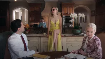 Robe Jovani Yellow High Slit Jersey portée par Elinor (Gracie Dzienny) vue dans First Kill (S01E01)