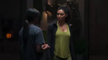 Fabletics Loveday Cropped Tank porté par Talia (Aubin Wise) comme on le voit dans First Kill (S01E02)