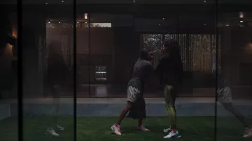 Baskets Nike React Infinity Run Flyknit portées par Talia (Aubin Wise) comme on le voit dans First Kill (S01E02)