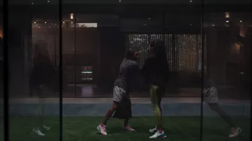 Nike Waffle Racer 2X en rose arctique clair porté par Calliope Burns (Imani Lewis) comme vu dans First Kill (S01E02)
