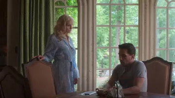Papinelle Cherry Blossom Cotton & Silk Robe portée par Margot (Elizabeth Mitchell) comme on le voit dans First Kill (S01E02)