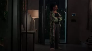 Kimono imprimé brodé Zara porté par Talia (Aubin Wise) comme on le voit dans First Kill (S01E02)