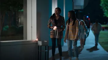 Veste Alice + Olivia Wheaton portée par Talia (Aubin Wise) comme on le voit dans First Kill (S01E02)