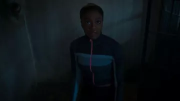 Fabletics Tory Croppped Seamless Jacket porté par Calliope Burns (Imani Lewis) comme on le voit dans First Kill (S01E02)