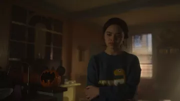Yellow Dinosaur Drawing Pullover Sweatshirt of Minnie 'Mouse' Honrada (Malia Pyles) in Pretty Little Liars: Original Sin (S01E05)