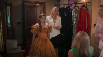 Valentino Vlogo Ceinture métallique portée par Margot (Elizabeth Mitchell) vue dans First Kill (S01E03)