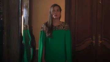 Marchesa Notte Robe cape brodée portée par Juliette Fairmont (Sarah Catherine Hook) vue dans First Kill (S01E03)