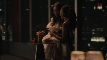 Judith Leiber Sobre Clutch de Terciopelo usado por Monet de Haan (Savannah Lee Smith) como se ve en Gossip Girl (S01E02)