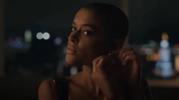 Boucles d’oreilles Bvlgari Serpenti portées par Julien Calloway (Jordan Alexander) vues dans Gossip Girl (S01E02)