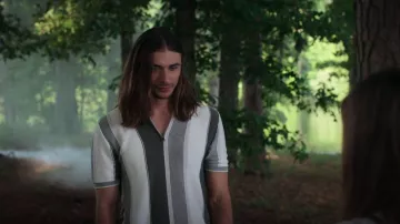 Polo Reiss Colorblock Zip Neck porté par Oliver (Dylan McNamara) vu dans First Kill (S01E05)