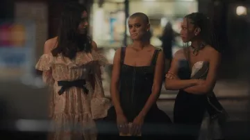 Giambattista Valli Robe à imprimé floral ébouriffé portée par Luna La (Zión Moreno) comme on le voit dans Gossip Girl (S01E02)