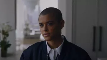 Boucles d’oreilles Cartier Juste Un Clou portées par Julien Calloway (Jordan Alexander) comme on le voit dans Gossip Girl (S01E02)