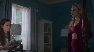 Helmut Lang Ribbed Cotton-Blend Shorts usado por Elinor (Gracie Dzienny) como se ve en First Kill (S01E06)