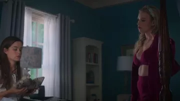 Helmut Lang Cozy Ribbed Cotton-Blend Bra Top usado por Elinor (Gracie Dzienny) como se ve en First Kill (S01E06)