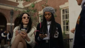 Cinturón de piel de becerro de Chanel usado por Monet de Haan (Savannah Lee Smith) como se ve en Gossip Girl (S01E03)