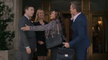 Karl Lagerfeld Paris Lafayette Either Way Tote Bag usado por Suzanne (Tisha Campbell) como se ve en Uncoupled (S01E01)