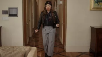 Equipo Hyperion Pantalones de verificación de pierna ancha usados por Suzanne (Tisha Campbell) como se ve en Uncoupled (S01E01)